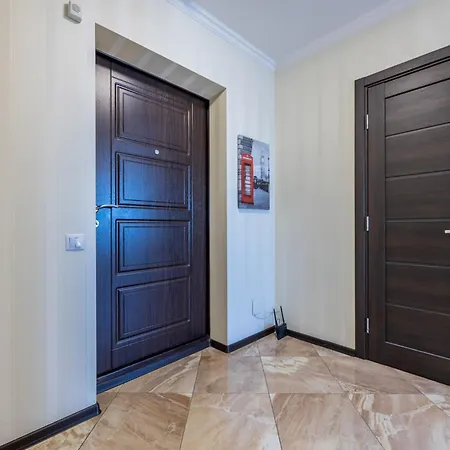 1-к люкс в 2 мин від м чернігівська Apartment *
